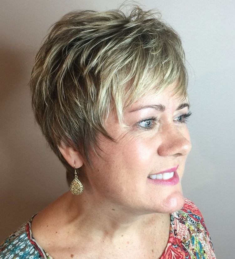 Coupe de cheveux pour cheveux courts avec une frange