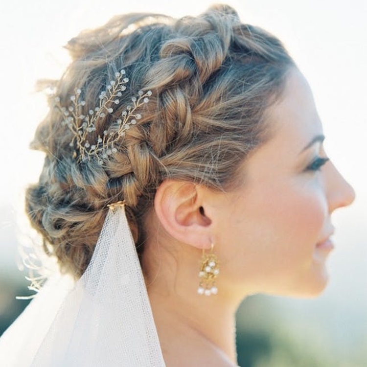 Coiffures de mariage pour cheveux mi-longs avec un voile avec une frange