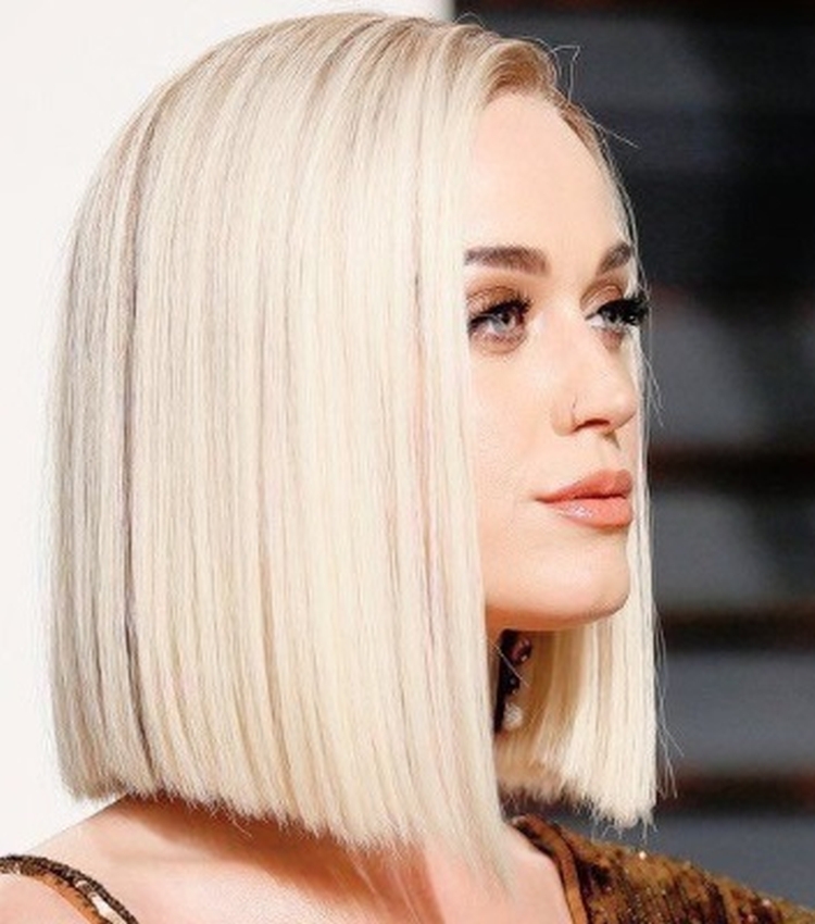 Coupe de cheveux pour cheveux mi-longs sans frange