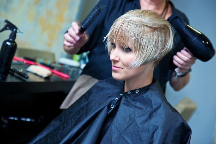 Coupe de cheveux pour cheveux courts avec une frange