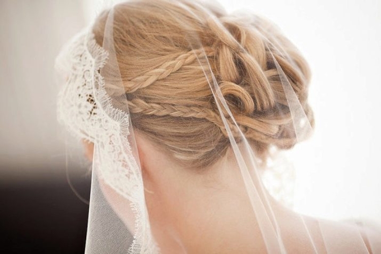 Coiffures de mariage pour cheveux mi-longs avec un voile avec une frange