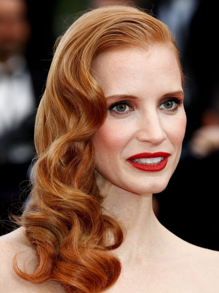 Coiffure avec boucles pour cheveux mi-longs