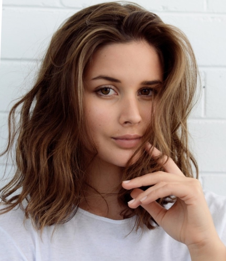 Coupe de cheveux pour cheveux mi-longs sans frange