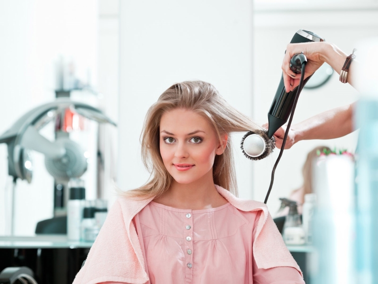Coiffures de mariage pour cheveux mi-longs avec un voile avec une frange