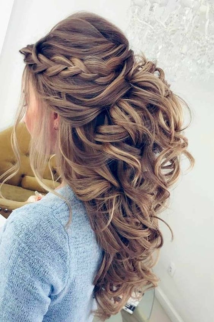 Coiffures légères aux cheveux dénoués