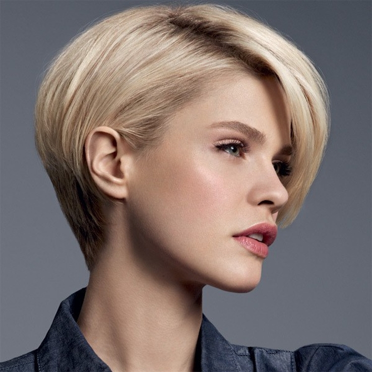 Coupe de cheveux pour cheveux courts avec une frange