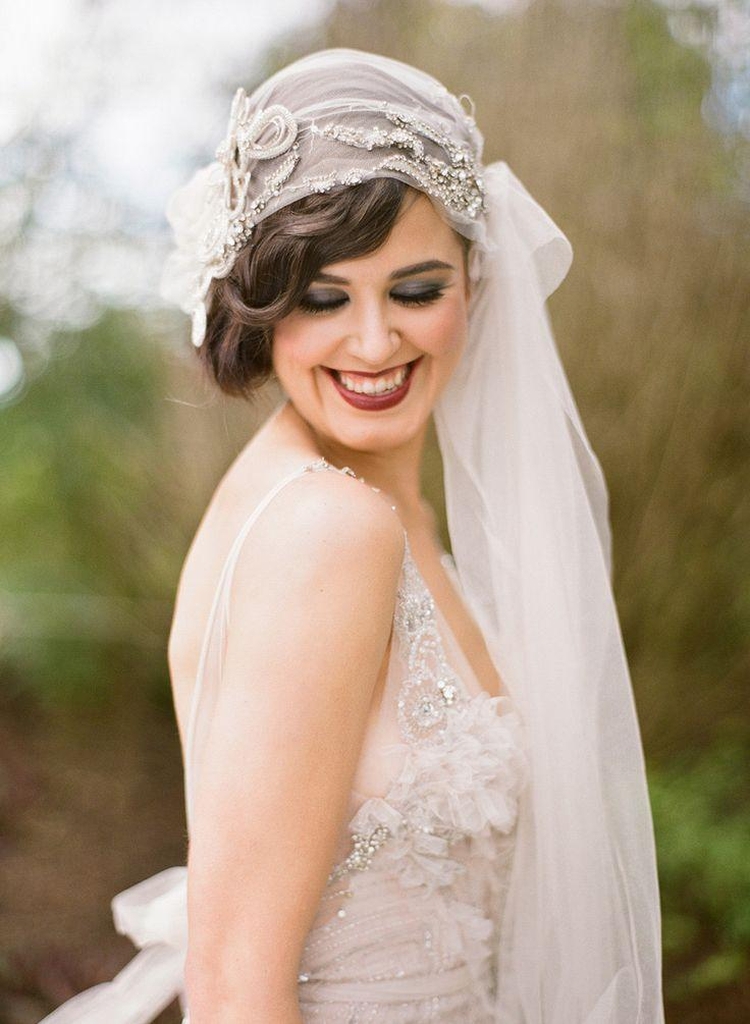 Coiffures de mariage pour cheveux mi-longs avec un voile avec une frange