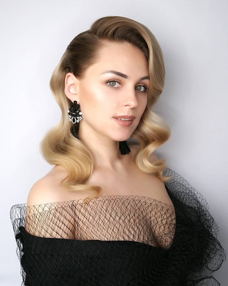 Coiffure avec boucles pour cheveux mi-longs