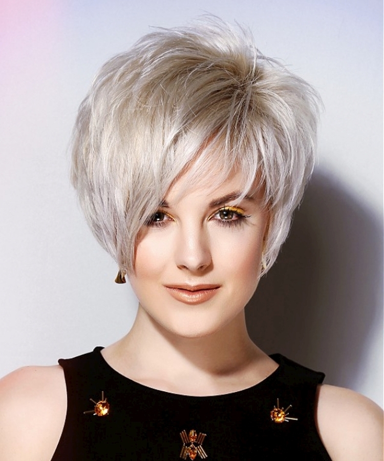Coupe de cheveux pour cheveux courts avec une frange
