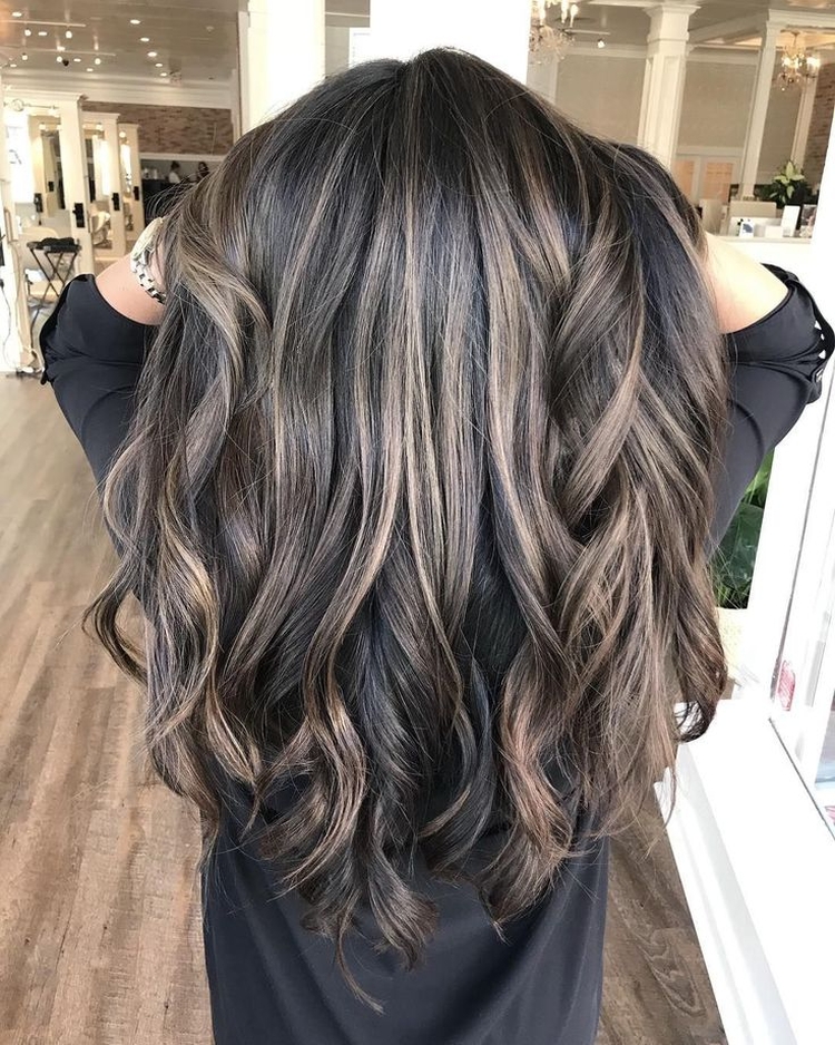 Coloration complexe des cheveux pour les brunes photo