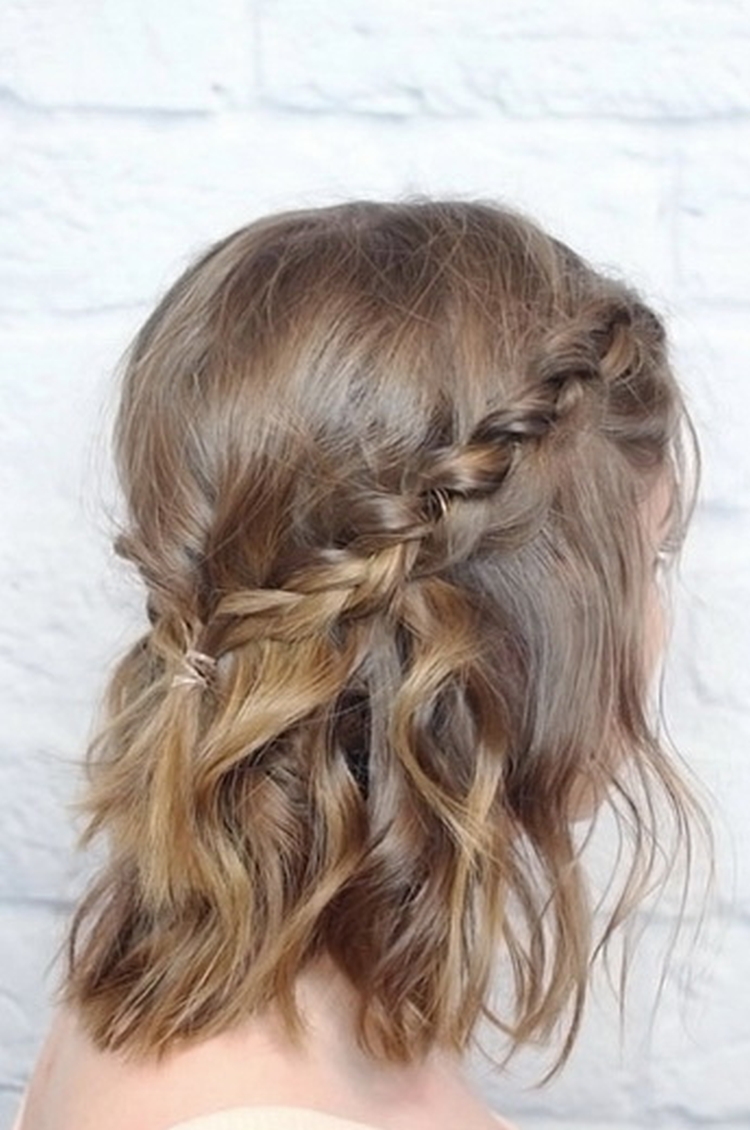 Coiffage du soir pour cheveux courts