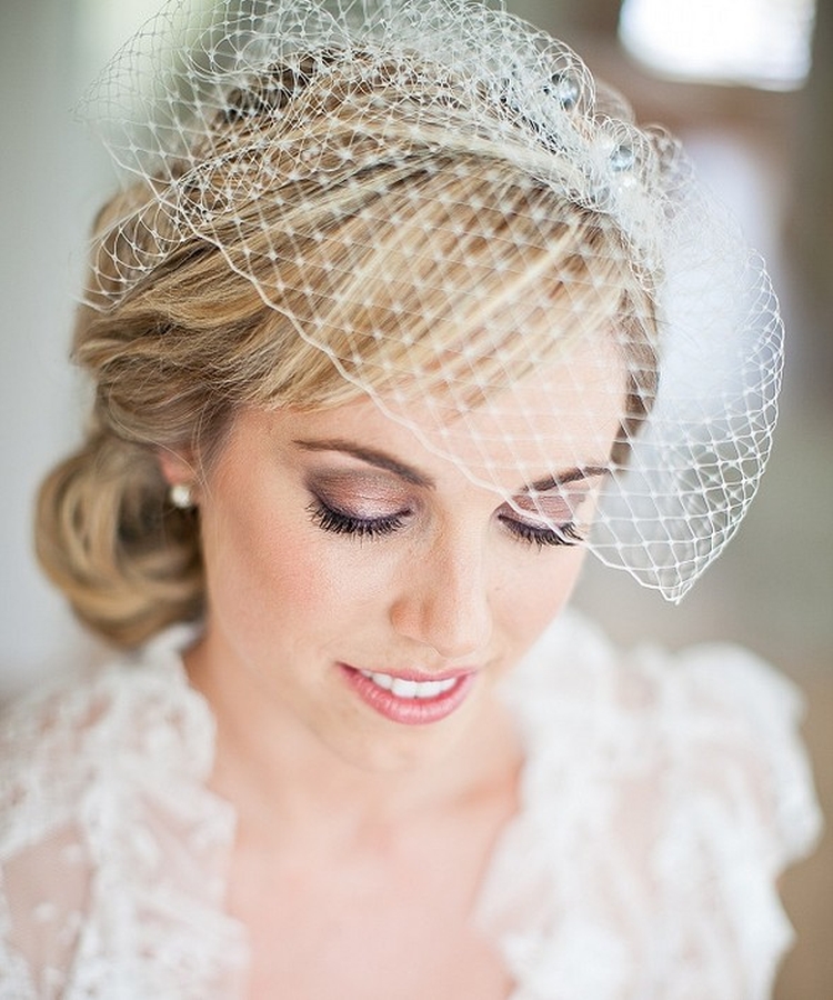 Coiffures de mariage pour cheveux mi-longs avec un voile avec une frange