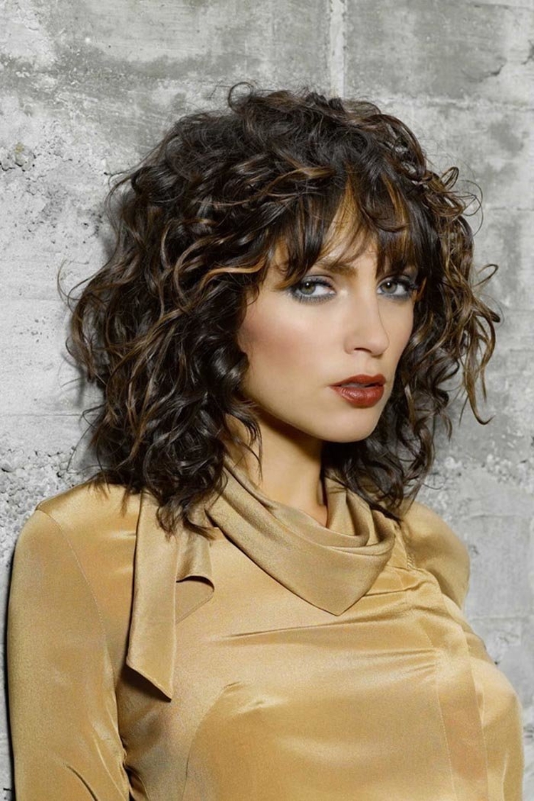 Coiffure avec boucles pour cheveux mi-longs