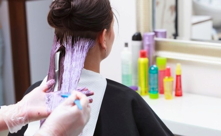 Coloration complexe des cheveux pour les brunes photo