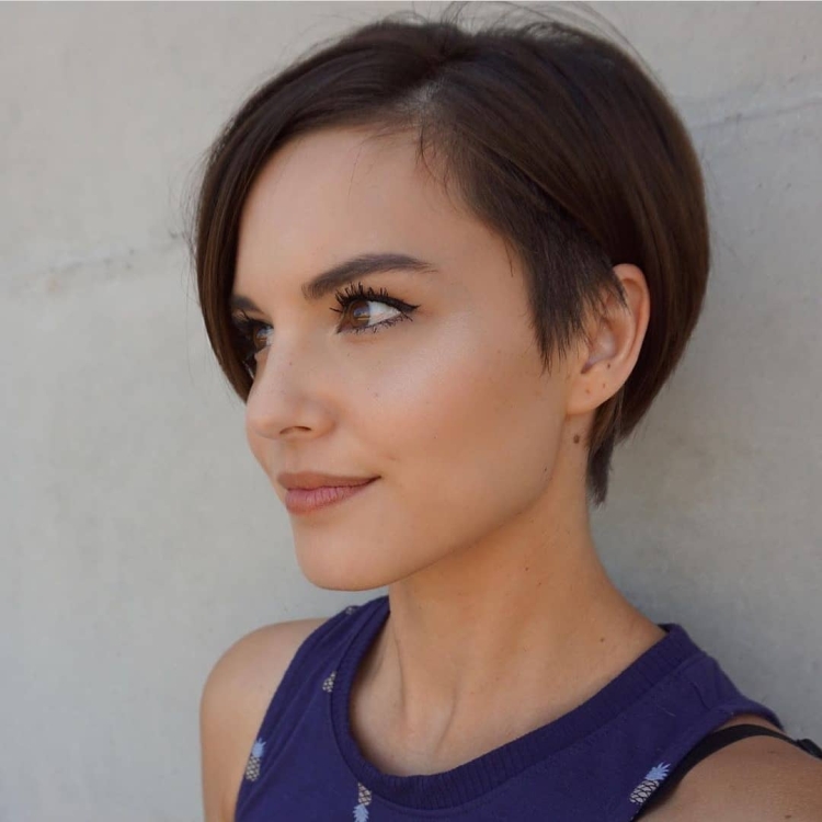 Coupe de cheveux pour cheveux courts sans frange
