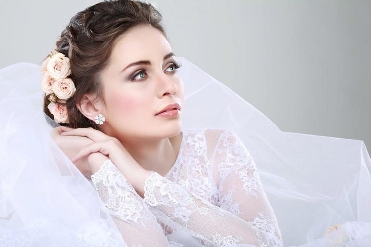 Coiffures de mariage pour cheveux mi-longs avec un voile avec une frange