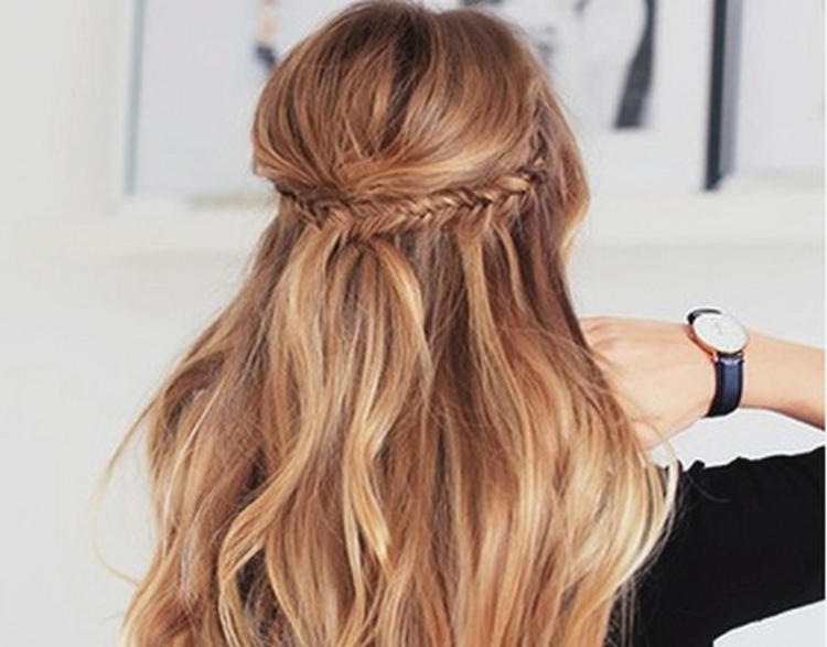 Coiffures légères aux cheveux dénoués