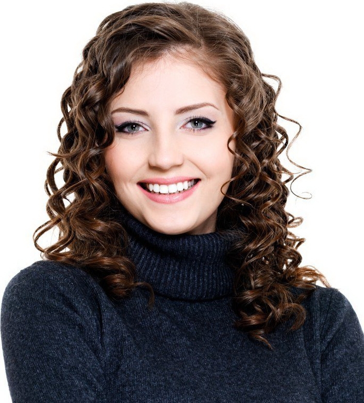 Coiffure avec boucles pour cheveux mi-longs