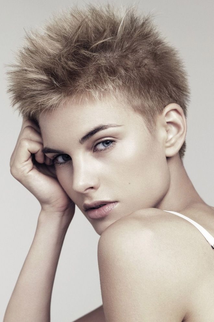 Coupe de cheveux pour cheveux courts sans frange
