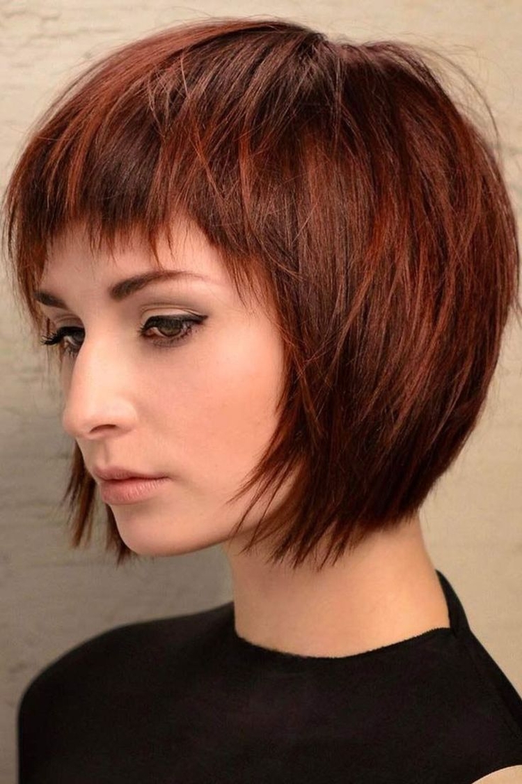 Coupe de cheveux pour cheveux courts avec une frange