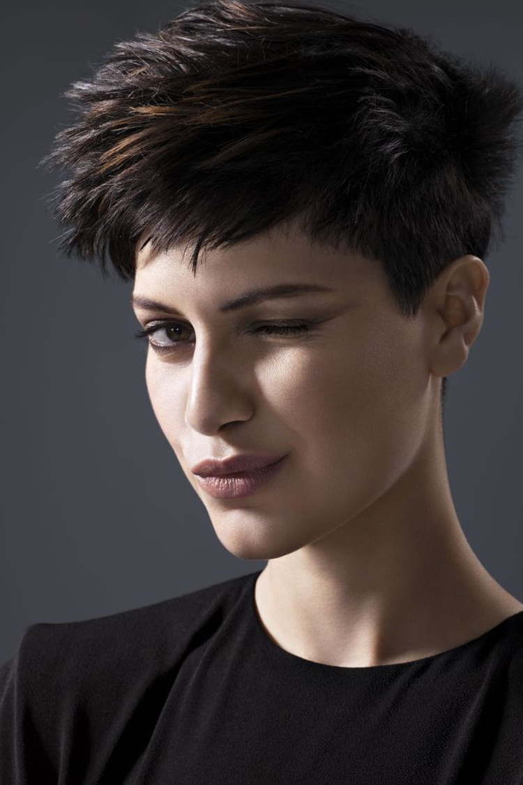 Coupe de cheveux pour cheveux courts sans frange