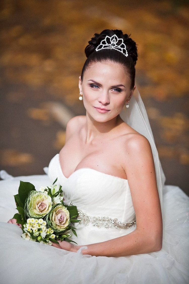 Coiffures de mariage pour cheveux mi-longs avec un voile avec une frange