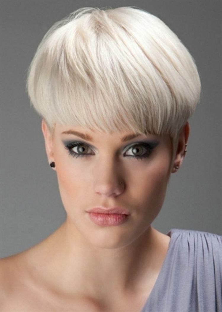 Coupe de cheveux pour cheveux courts avec une frange