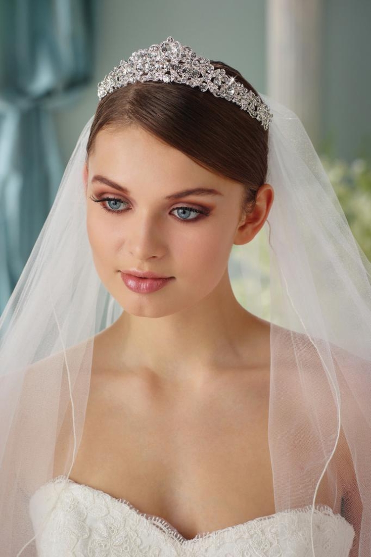 Coiffures de mariage pour cheveux mi-longs avec un voile avec une frange