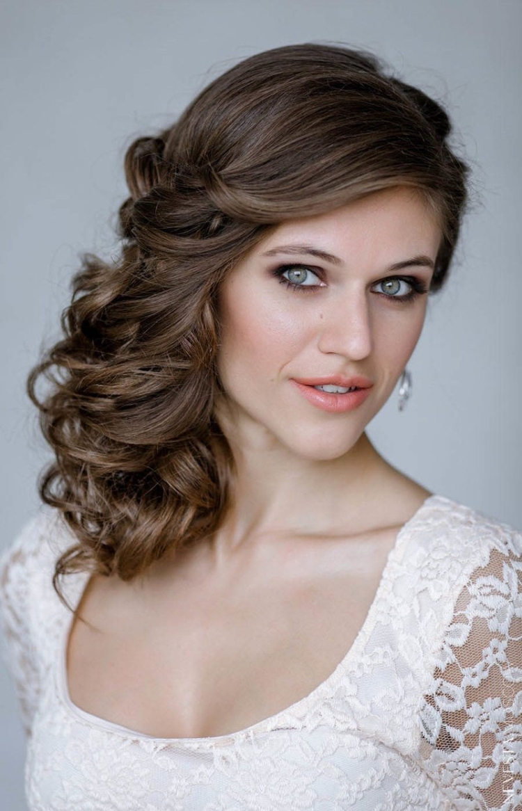 Coiffure avec boucles pour cheveux mi-longs