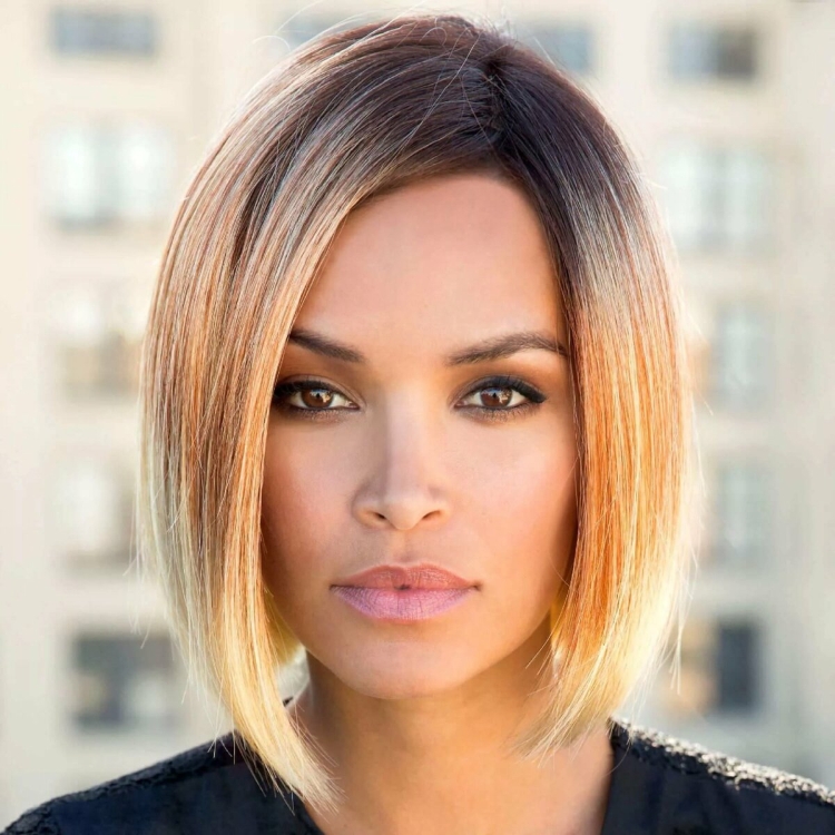 Coupe de cheveux pour cheveux mi-longs sans frange