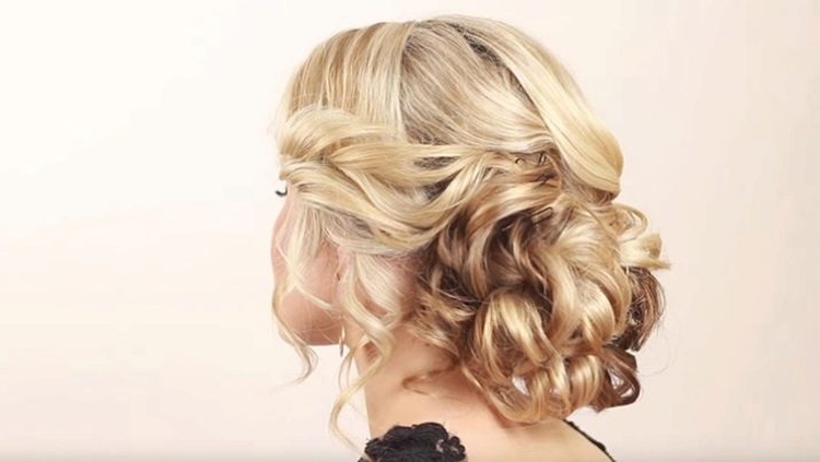 Comment faire une mèche de cheveux avec un élastique