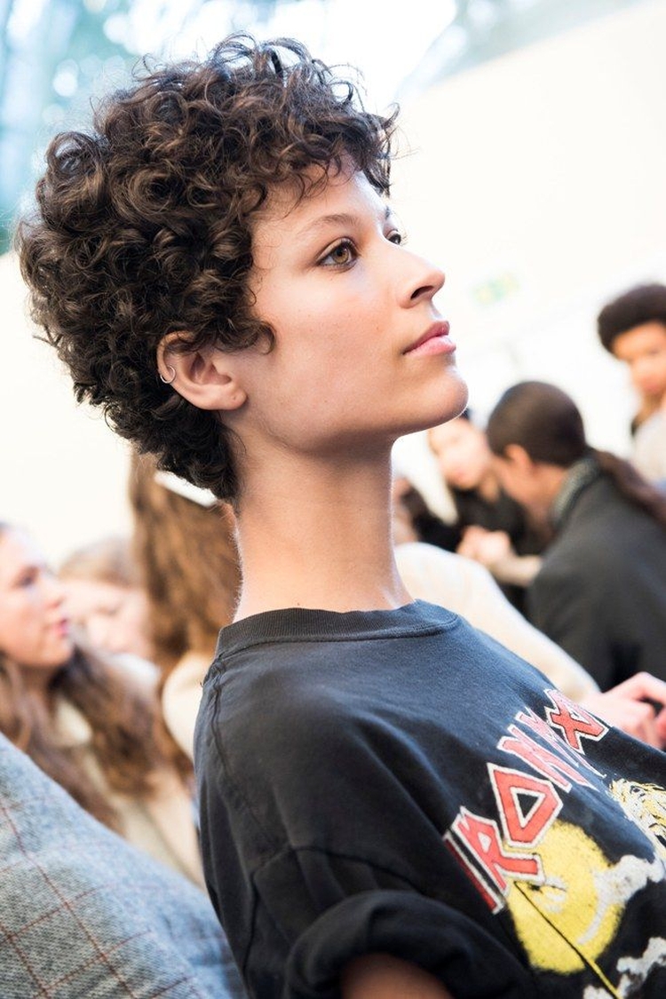 Coupe de cheveux pour cheveux courts sans frange