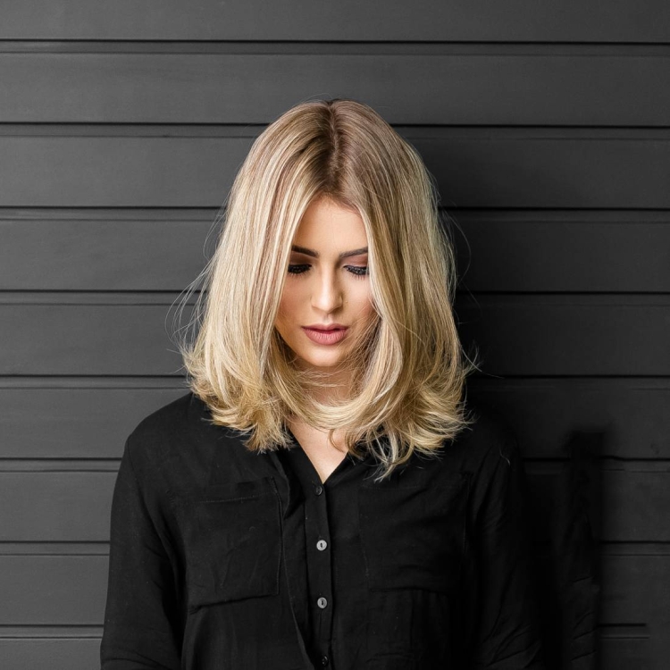 Coupe de cheveux pour cheveux mi-longs sans frange