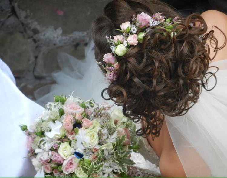 Coiffures de mariage pour cheveux mi-longs avec un voile avec une frange