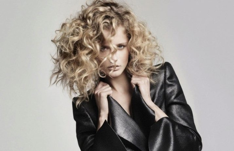 Coiffure avec boucles pour cheveux mi-longs