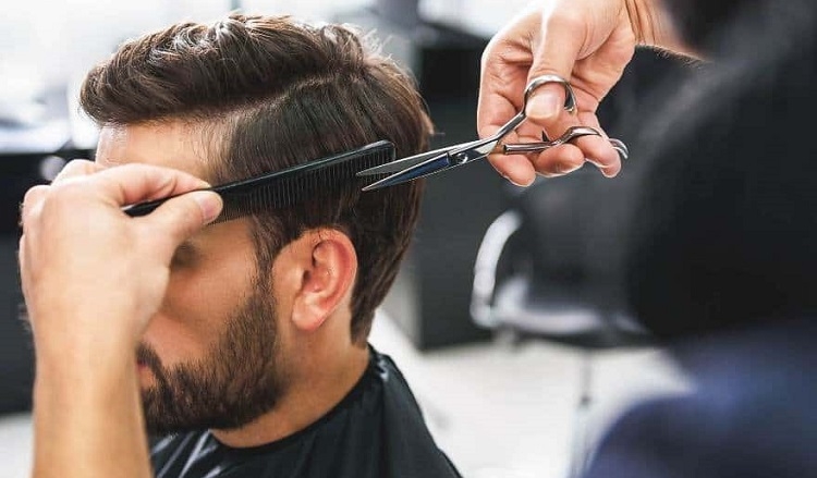 Coiffures pour hommes aux cheveux courts