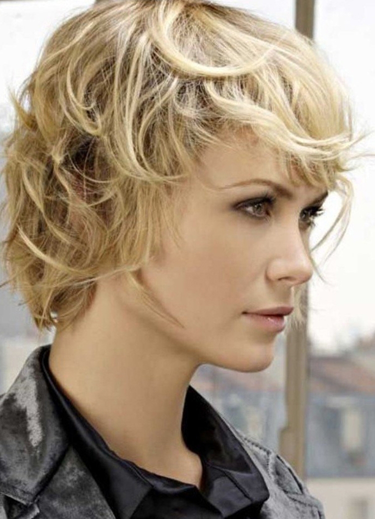 Coupe de cheveux pour cheveux courts avec une frange