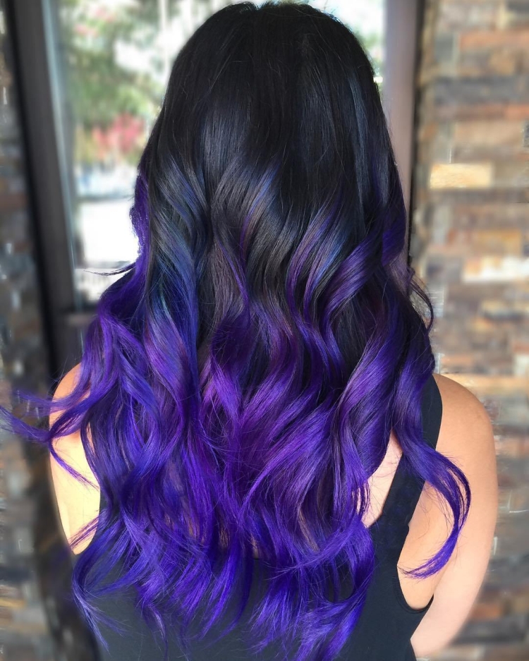 Coloration complexe des cheveux pour les brunes photo