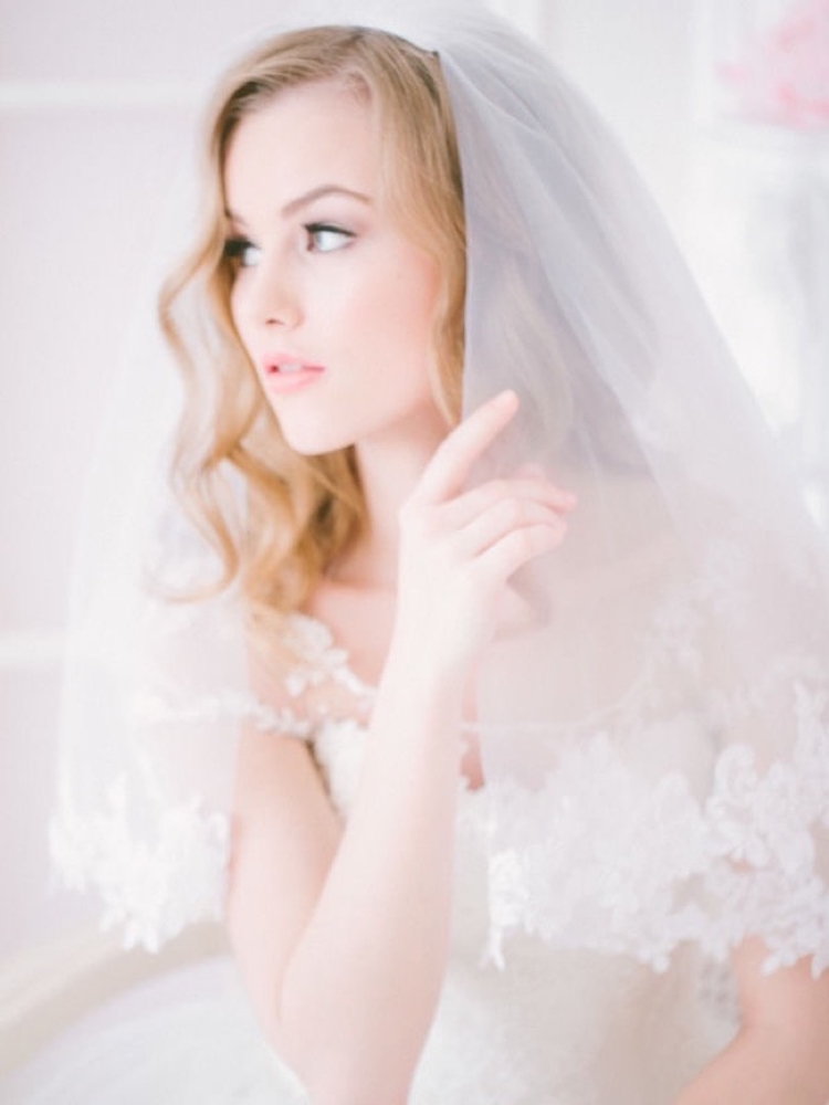 Coiffures de mariage pour cheveux mi-longs avec un voile avec une frange