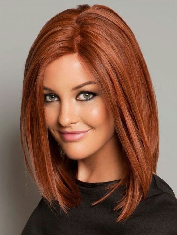 Coupe de cheveux pour cheveux mi-longs sans frange