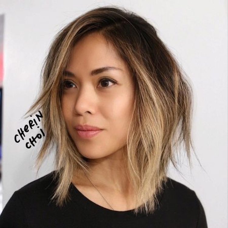 Coloration complexe des cheveux pour les brunes photo