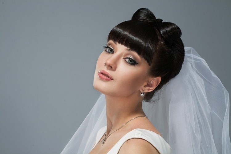 Coiffures de mariage pour cheveux mi-longs avec un voile avec une frange