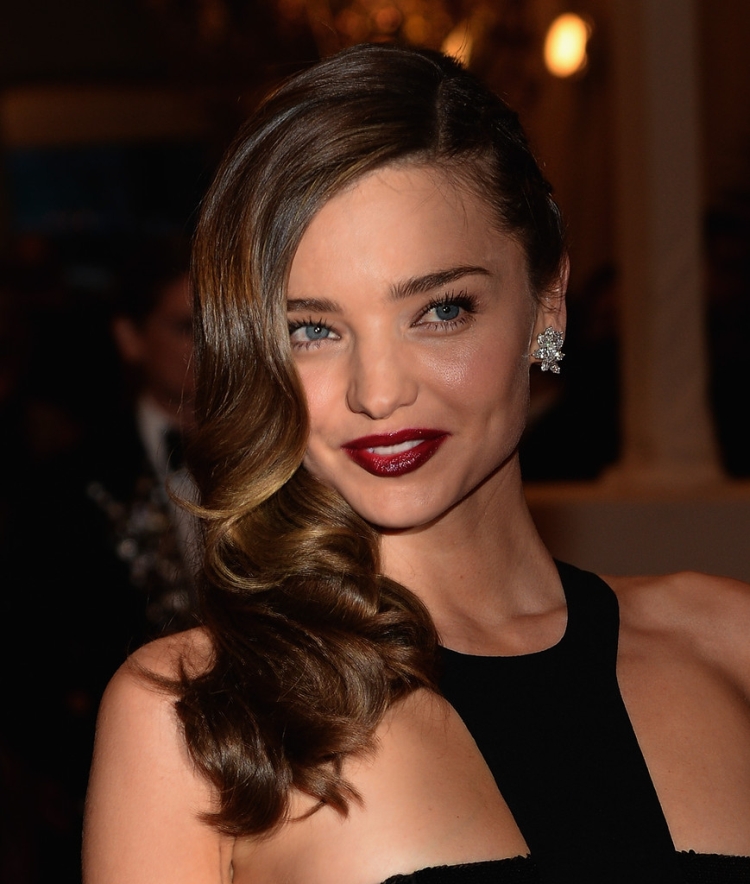Coiffure avec boucles pour cheveux mi-longs