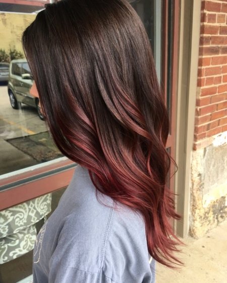 Coloration complexe des cheveux pour les brunes photo