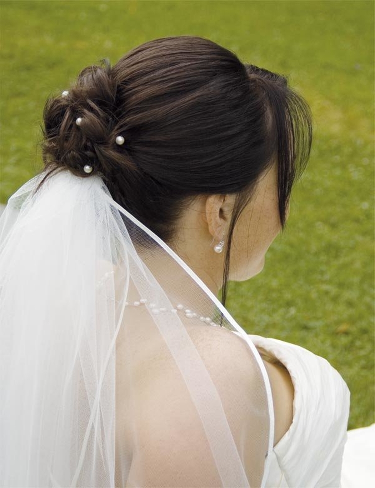 Coiffures de mariage pour cheveux mi-longs avec un voile avec une frange