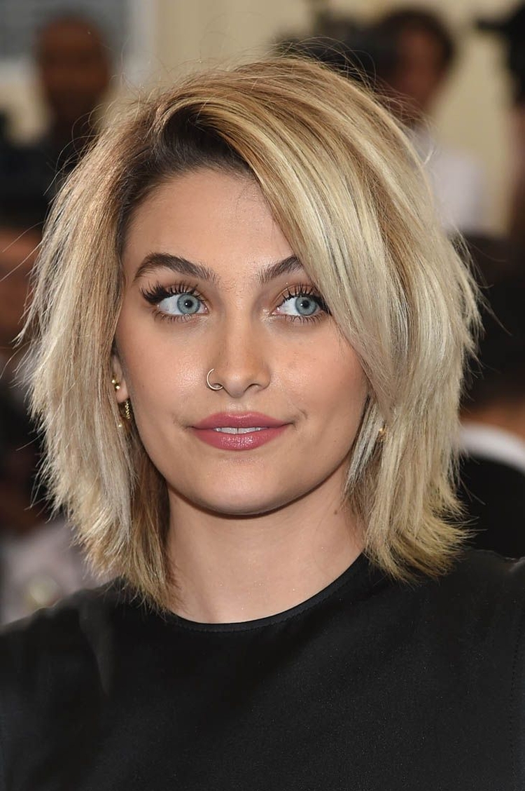 Coupe de cheveux pour cheveux mi-longs sans frange