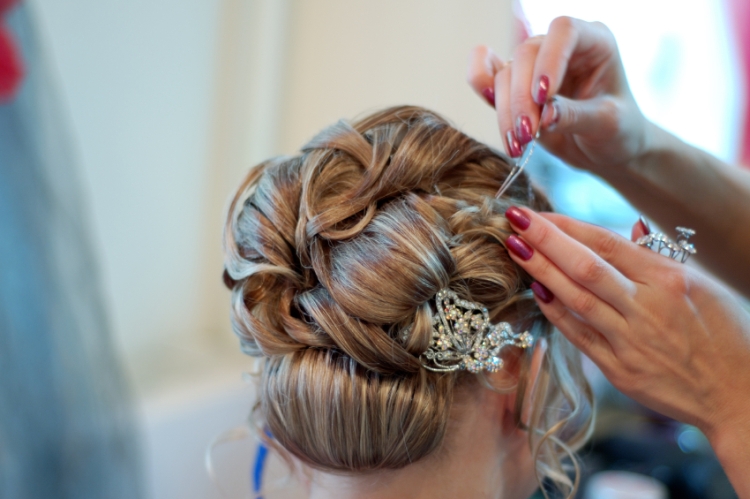 Coiffures de mariage pour cheveux mi-longs avec un voile avec une frange