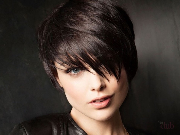 Coupe de cheveux pour cheveux courts avec une frange