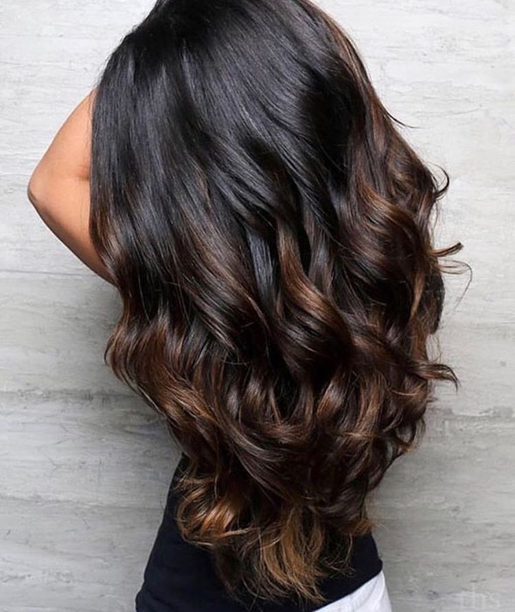 Coloration complexe des cheveux pour les brunes photo