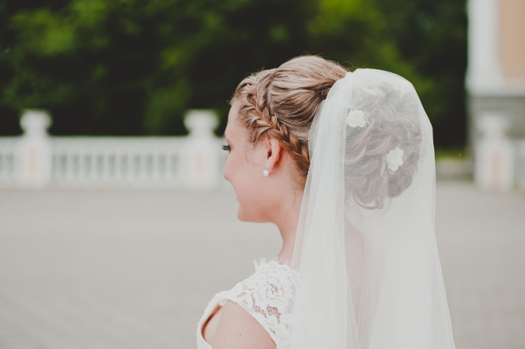 Coiffures de mariage pour cheveux mi-longs avec un voile avec une frange